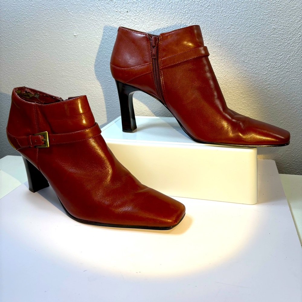 Bandolino Chestnut Heeled Ankle Boots with square toe size 9M